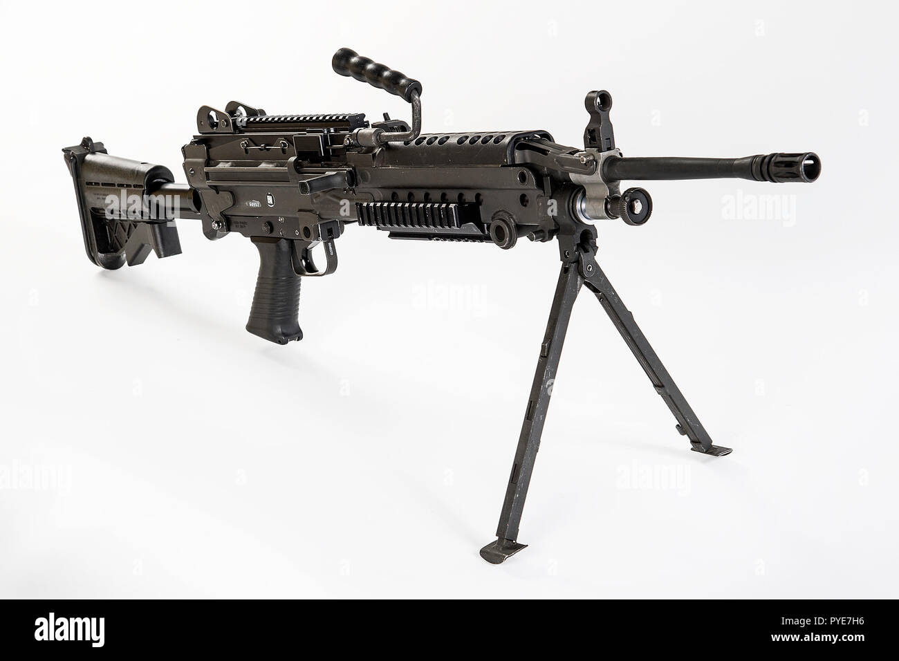 Le M249 light machine gun, auparavant désigné le M249 Squad arme automatique (VU) et officiellement écrit comme Mitrailleuse légère, 5,56 mm, M249, est l'adaptation américaine de la Minimi FN belge, une mitrailleuse légère fabriqués par l'entreprise belge FN Herstal (FN). L'arme a été introduit en 1984 après avoir été jugé le plus efficace des armes un certain nombre de candidats pour combler le manque de puissance de feu automatique en petites unités. Le M249 fournit des escouades d'infanterie avec le taux élevé de feu d'une mitrailleuse combiné avec exactitude et la portabilité qui se rapproche de celui d'un fusil. Le M249 est le gaz o Banque D'Images