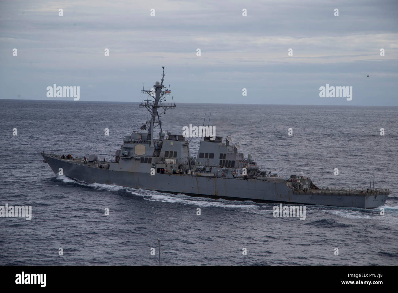 La classe Arleigh Burke destroyer lance-missiles USS McFaul (DDG 74) départs après un ravitaillement en mer, le 23 octobre 2018. Un RAS est la façon dont les navires de la Marine américaine restock sur fournitures vitales comme la nourriture et le carburant. (U.S. Marine Corps photo par Lance Cpl. Ethan Green) Banque D'Images