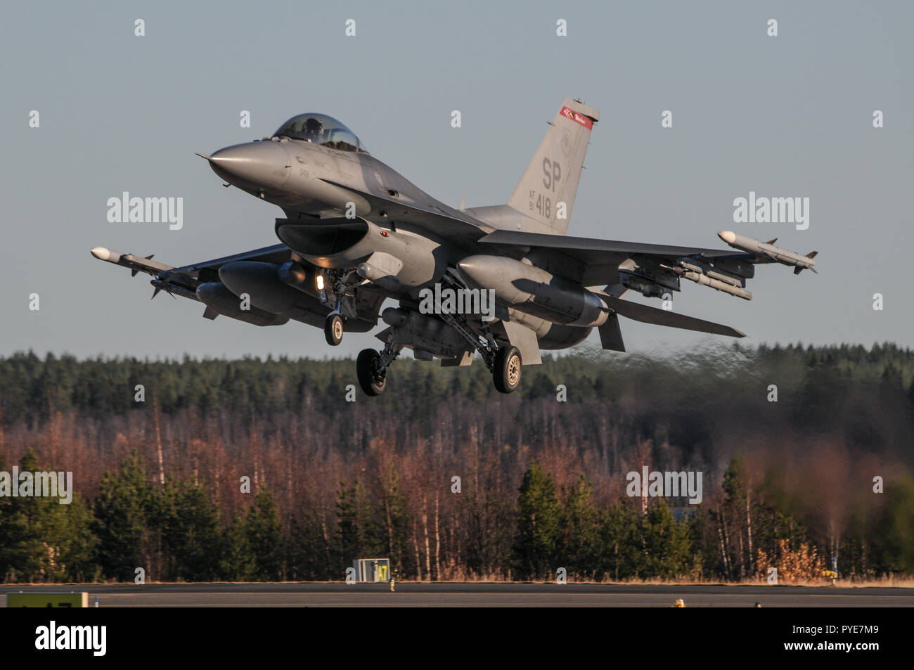 Vaxjo, Suède - Bienvenue à Kallax Air Base, Bienvenue au stade Trident 2018. United States Airforce F-16 du 480e Escadron de chasseurs, l'Allemagne est arrivée sur Spangdahlem 19 octobre à faire partie de l'exercice Trident stade 2018. Photo : Jerry Lindbergh, SWE AF Banque D'Images