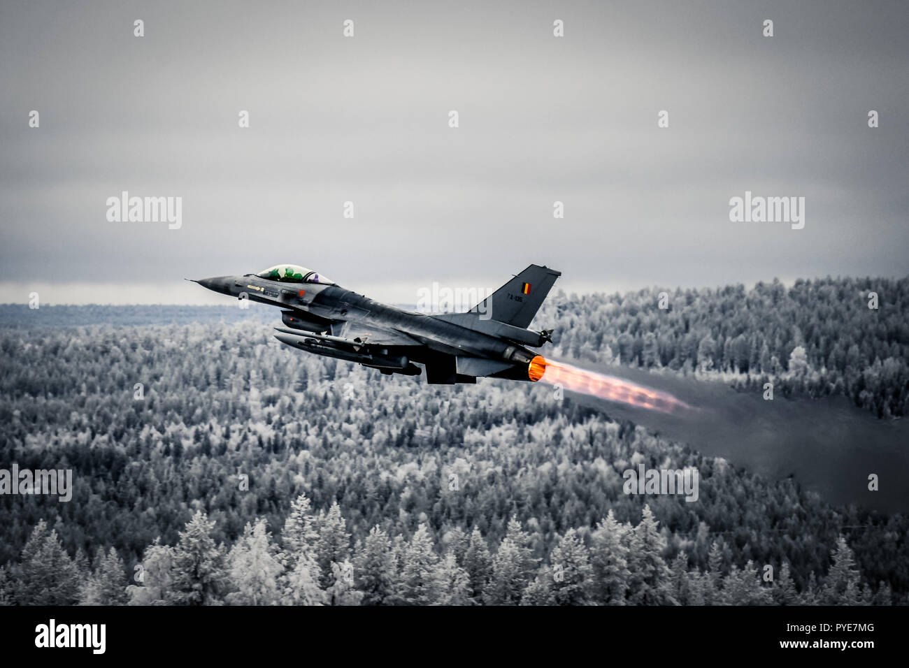 Finnish F/A-Hornet et F-16 belge qui a décollé de la base aérienne de Rovaniemi au cours de l'exercice Trident stade 2018. Photo par Minna-Leena Piirainen Banque D'Images