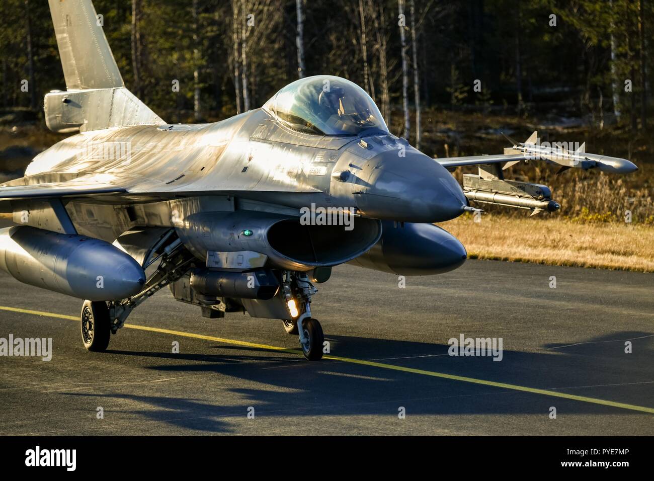 Un F/A Hornet décolle de la base aérienne de Rovaniemi en Finlande le Oct 25 dans le cadre de l'OTAN l'exercice Trident stade 2018. Photo par Tuomas Saavalainen Banque D'Images