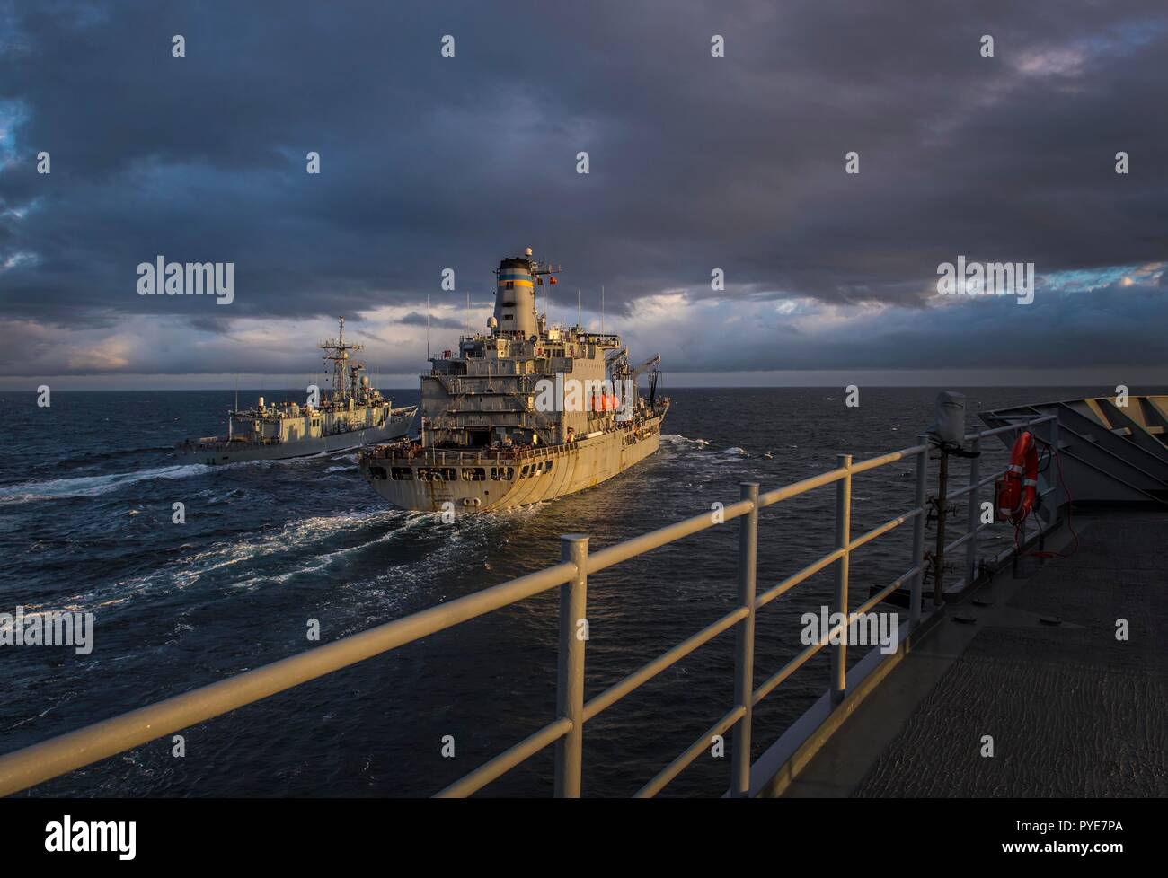 181025-N-KA046-01259 MER DU NORD (oct. 25, 2018) - Le Blue Ridge-class et de contrôle, le USS Mount Whitney (LCC) 20 caractéristiques d'une approche le long du navire de soutien de combat rapide USNS Leroy Grumman (T-AOE 195) de procéder à une reconstitution en cours, le 25 octobre 2018. Le Mont Whitney, l'avant-déployé à Gaeta, Italie, est en cours afin de participer à l'exercice Trident multilatérales 18 Stade. (U.S. Photo par marine Spécialiste de la communication de masse 2e classe James R. Turner/libérés) Banque D'Images