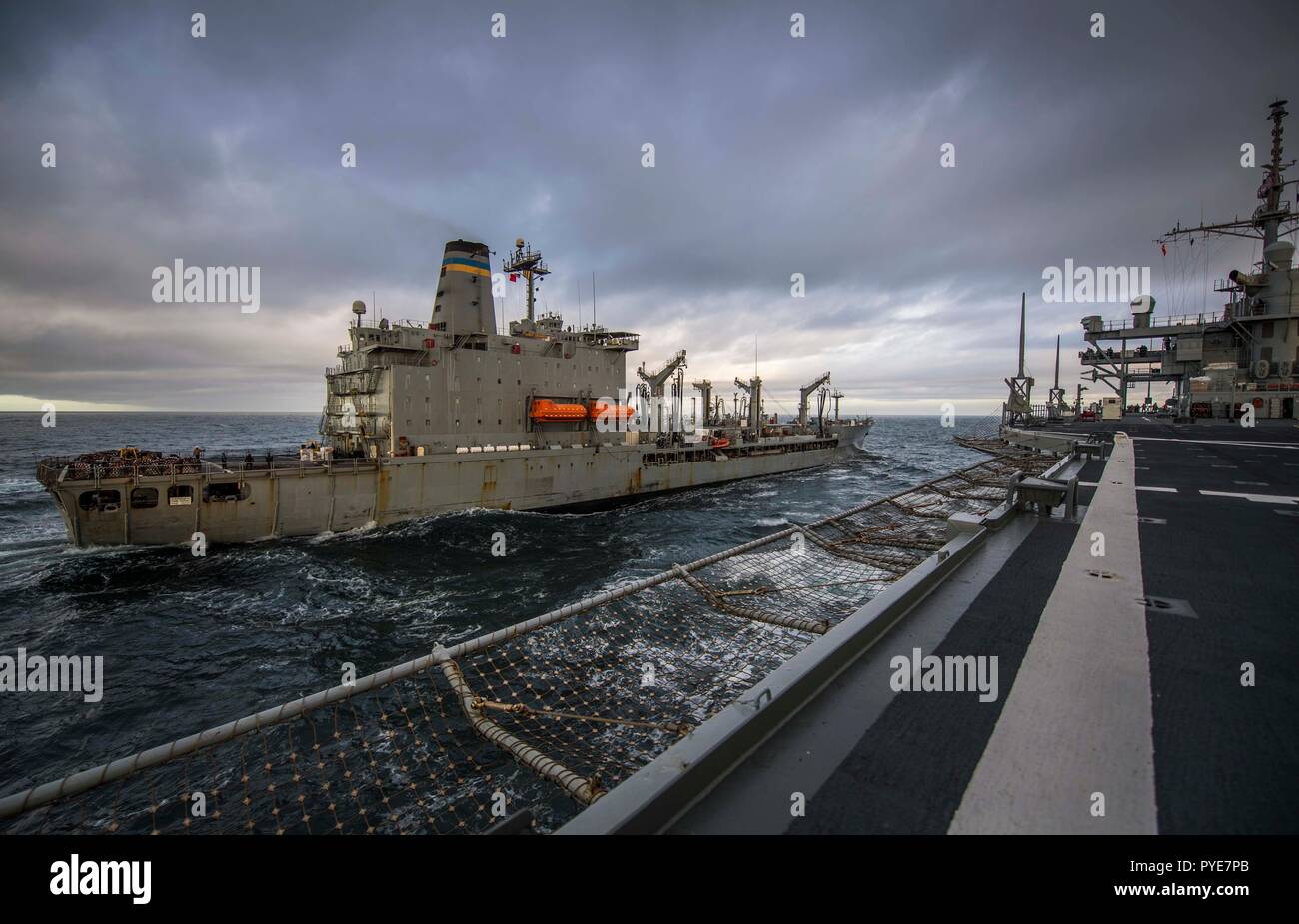181025-N-KA046-0024 MER DU NORD (oct. 25, 2018) - Le Blue Ridge-class et de contrôle, le USS Mount Whitney (LCC 20) et fast-combat support ship USNS Leroy Grumman (T-AOE 195) procéder à une reconstitution en cours, le 25 octobre 2018. Au cours de la reconstitution, le Mount Whitney porté sur plus de 205 000 gallons de carburant diesel et 48 palettes de fret, dispositions et mail. Le Mont Whitney, l'avant-déployé à Gaeta, Italie, est en cours afin de participer à l'exercice Trident multilatérales 18 Stade. (U.S. Photo par marine Spécialiste de la communication de masse 2e classe James R. Turner/libérés) Banque D'Images