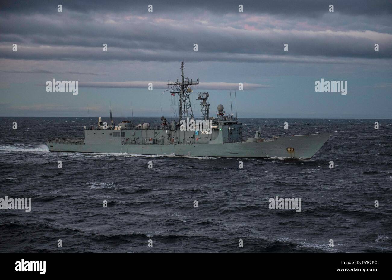 181025-N-KA046-01223 MER DU NORD (oct. 25, 2018) - La marine polonaise classe Oliver Hazard Perry frégate lance-missiles général Kazimimierz ORP Pulaski 272 transits la mer du Nord après une reconstitution en cours, le 25 octobre 2018. Le Mont Whitney, l'avant-déployé à Gaeta, Italie, est en cours afin de participer à l'exercice Trident multilatérales 18 Stade. (U.S. Photo par marine Spécialiste de la communication de masse 2e classe James R. Turner/libérés) Banque D'Images
