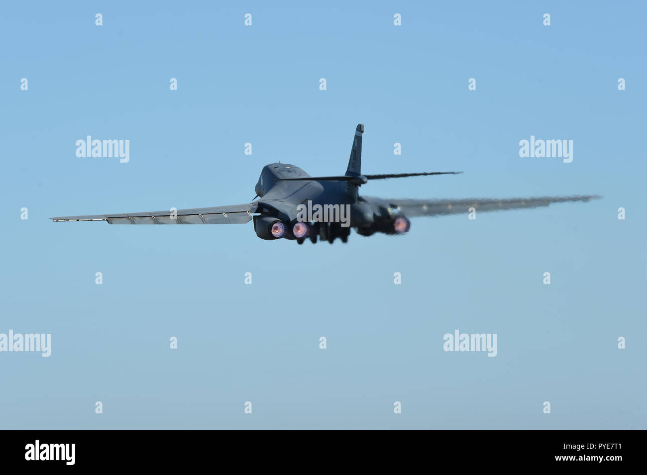 Un U.S. Air Force B-1B Lancer attribué à Dyess Air Force Base, Texas, décolle de Midland International Air & Space Port, Texas en route vers Tinker AFB, Oklahoma, le 26 octobre 2018. Le B-1B a passé six mois à Midland puisque l'équipage a effectué un atterrissage d'urgence il y a 1 mai 2018. L'avion fera l'objet d'entretien complet depot, qui comprend un examen complet, réparer, restaurer et remplacement des composants d'avions, par des experts à l'Oklahoma City Air complexe logistique avant de retourner à Dyess. En outre, l'appareil va subir des modifications de mise à niveau bloc 16. (U.S. Photo de l'Armée de l'air par l'al. Banque D'Images