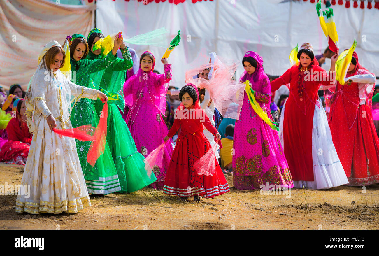 Danses traditionnelles du Qashqai pendant la cérémonie de mariage, peuple nomade d'Iran. Banque D'Images