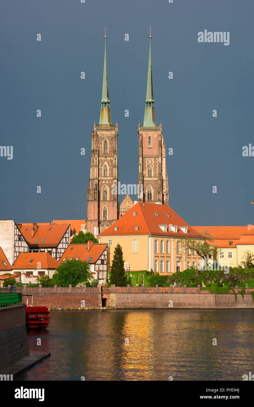 Cathédrale de Wroclaw, vue au coucher du soleil de l'ouest de tours double la cathédrale de St Jean Baptiste sur l'île de la Cathédrale, Wroclaw, Pologne. Banque D'Images