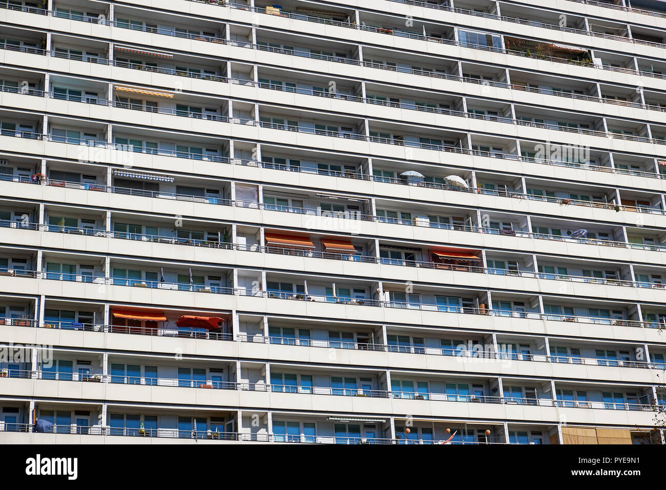 Un balcon d'un logement public préfabriqués bâtiment vu à Berlin, Allemagne Banque D'Images