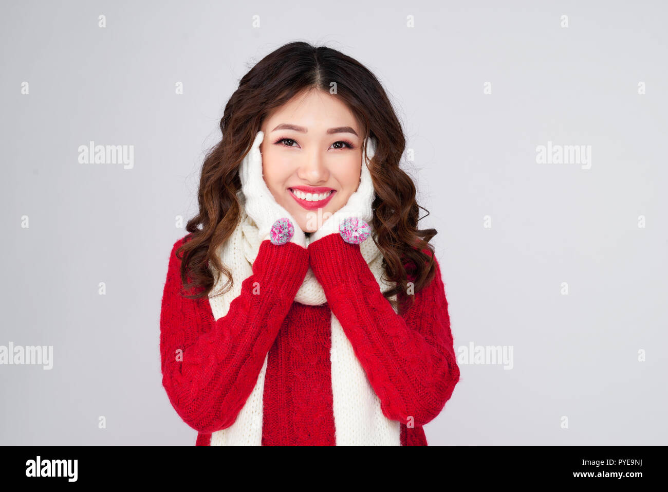 Beautiful smiling mannequin de visage avec des lèvres rouges dans des vêtements chauds Banque D'Images