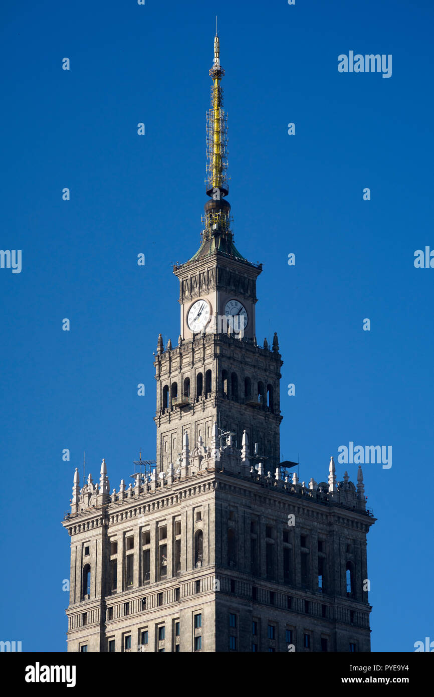 Haut de l'immeuble de grande hauteur Palais de la Culture et de la science à Varsovie, Pologne 2018. Banque D'Images