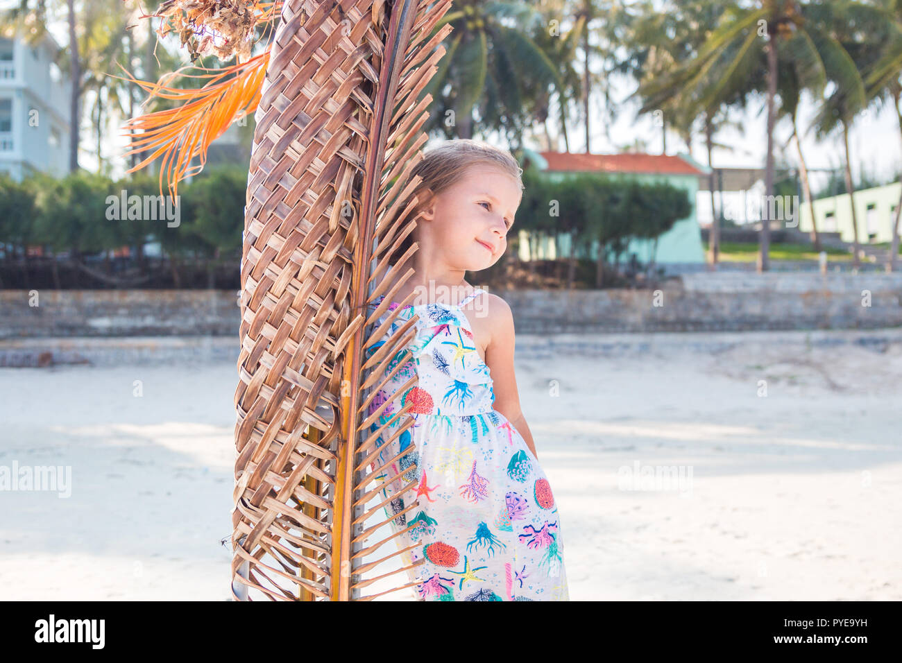Peu de belle jeune fille sur la plage. Banque D'Images