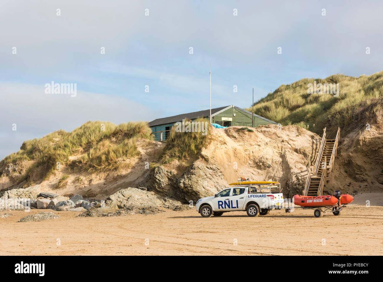 Un sauveteur RNLI véhicules d'intervention d'urgence avec remorque stationnée sur la plage en face de l'Lifeguard Hut sur plage de Crantock en Newquay en Cornouailles. Banque D'Images