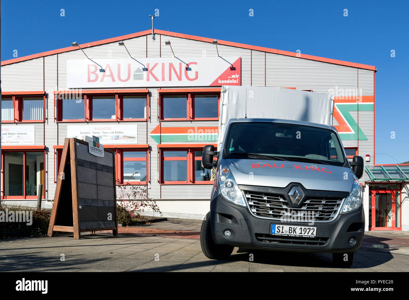 BAUKING de fournitures de magasin. BAUKING avec 79 points de vente au détail est l'un des leaders du marché allemand dans les matériaux de construction et de commerce du bois. Banque D'Images