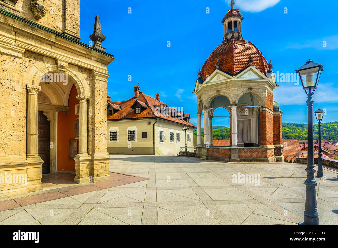 Vue panoramique à l'architecture en pierre de marbre en face de cathédrale à Marija Bistrica, sanctuaire catholique. Banque D'Images