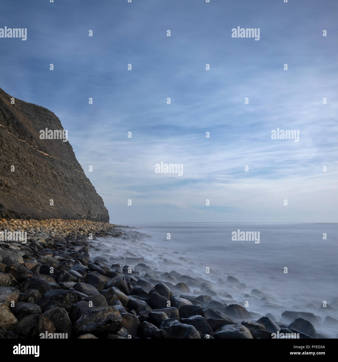 Une vue sur les falaises et rochers sur la côte du Dorset, Kimmeridge au Banque D'Images