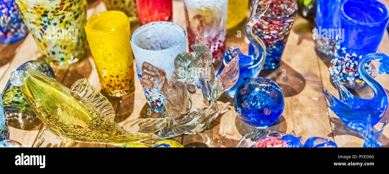 Gobelets en verre de murano coloré traditionnel à vendre à l'île de Murano, Venise, Italie. L'île est une attraction populaire pour les touristes, célèbre pour ses gl Banque D'Images