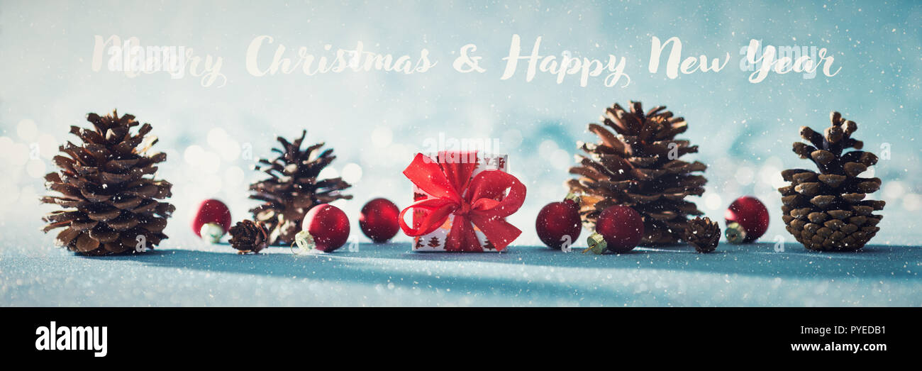 Belle bannière Noël simple avec copie espace. Joli cadeau de Noël,  ornements et des pommes de pin rouge brillant sur fond bleu avec le christ  de flou artistique Photo Stock - Alamy