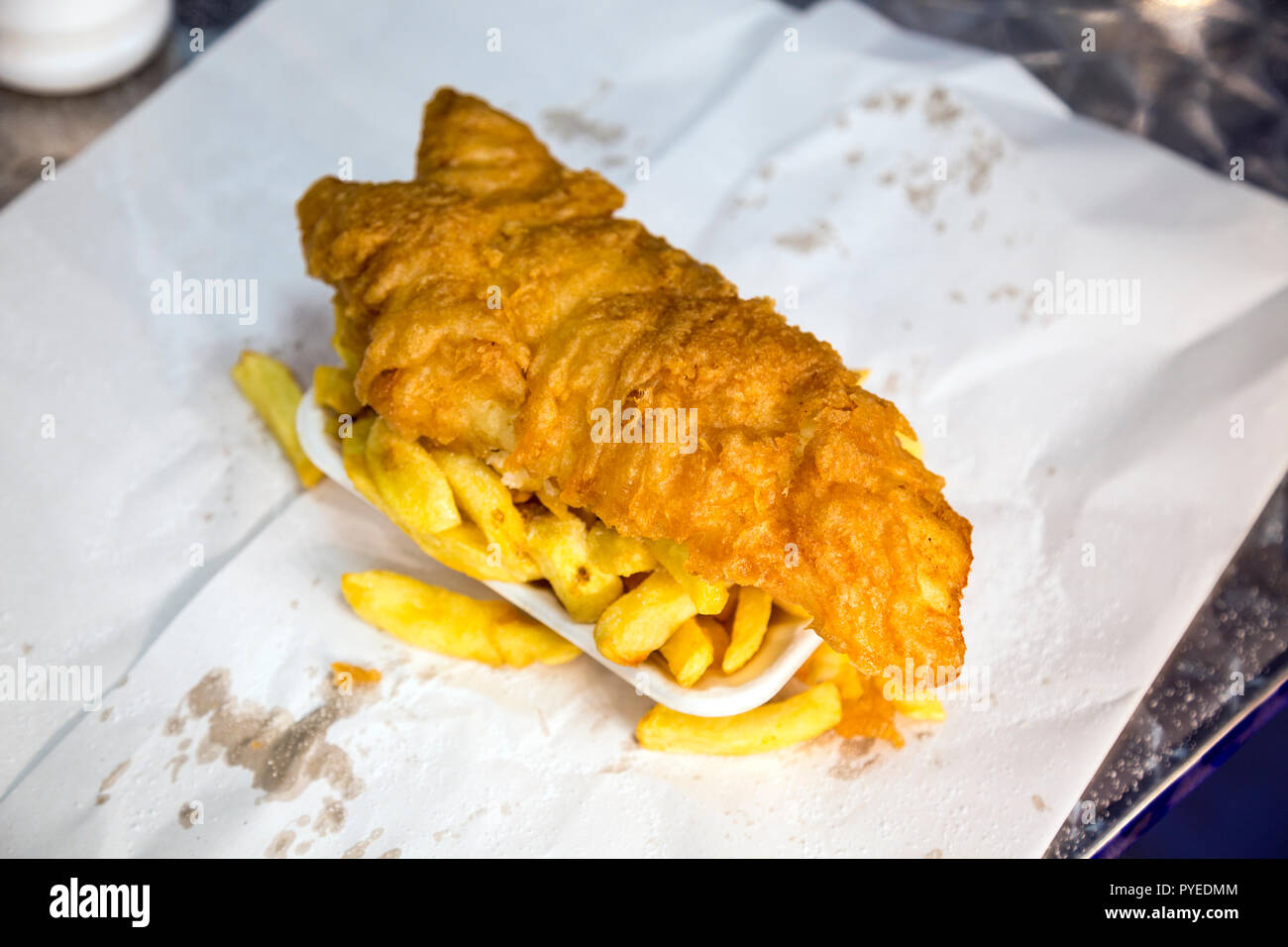 Plat anglais traditionnel - poisson et chips à La plie aux poissons de Swanage, côte jurassique, Royaume-Uni Banque D'Images