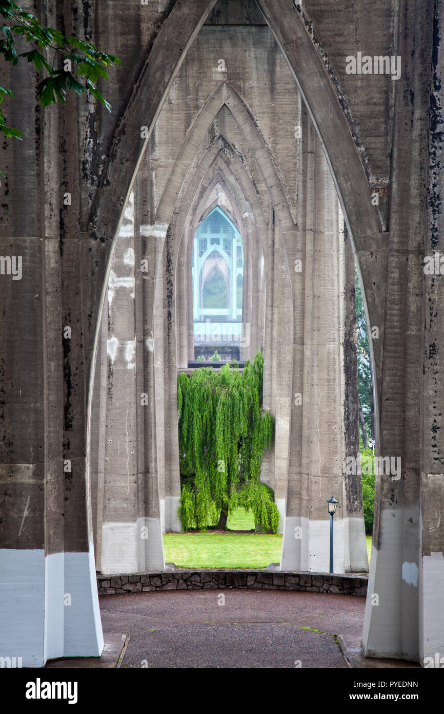 Vue sud-ouest sous le pont Saint-jean et l'ensemble de Parc de la cathédrale à Portland, Oregon, United States Banque D'Images