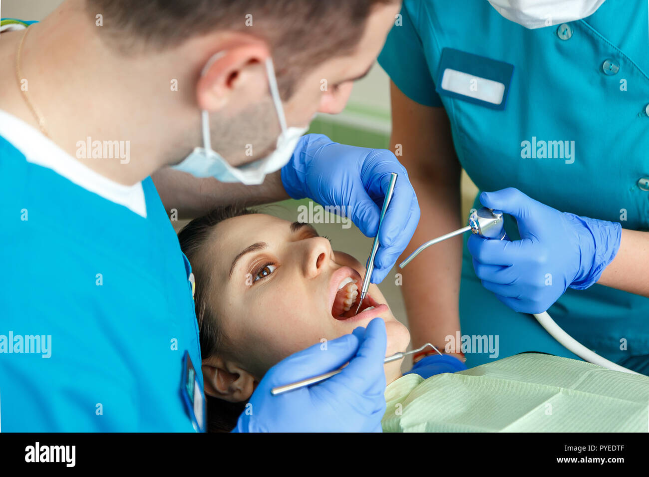 Traitement dentaire. Traitement molaire. Jeune femme visiter bureau de dentiste. Banque D'Images