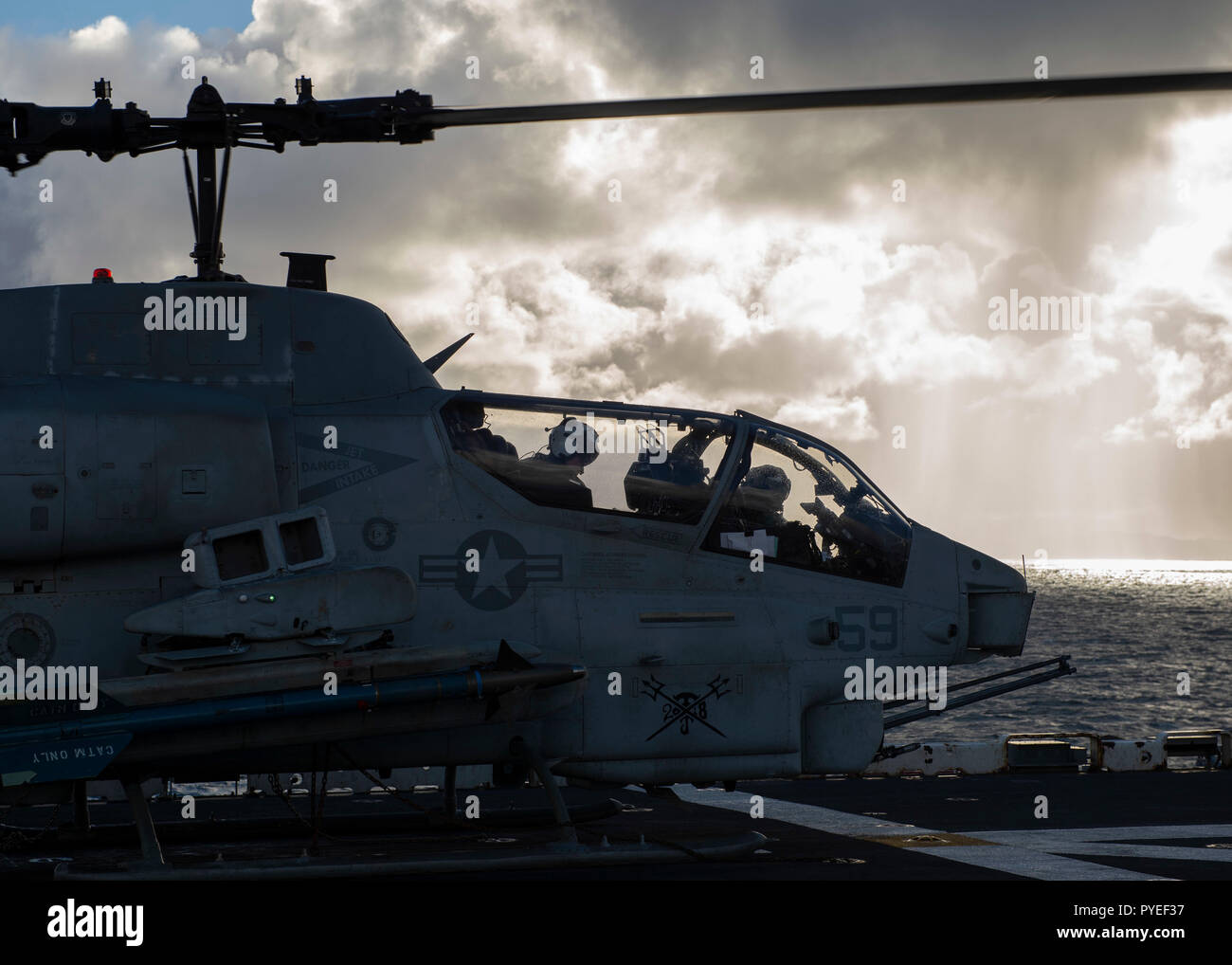 181025-N-AZ467-0021 Mer de Norvège (oct. 25, 2018) U.S. Marine Pilots attendre les instructions dans un hélicoptère UH-1 Huey dans la cabine de pilotage à bord de la classe Wasp-navire d'assaut amphibie USS Iwo Jima (DG 7) Oct 25, 2018. Iwo Jima est actuellement en cours participant au stade du Trident 2018, qui est un exercice de l'OTAN visant à certifier les forces de réaction de l'OTAN et de développer l'interopérabilité entre les alliés de l'OTAN et les pays partenaires. (U.S. Photo par marine Spécialiste de la communication de masse Apprenti matelot Travis Baley/libérés) Banque D'Images