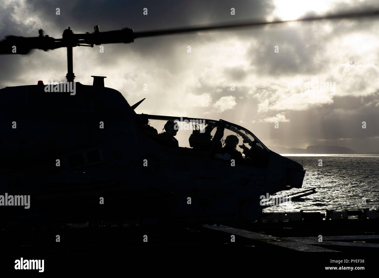 181025-N-AZ467-0022 Mer de Norvège (oct. 25, 2018) U.S. Marine Pilots attendre les instructions dans un hélicoptère UH-1 Huey dans la cabine de pilotage à bord de la classe Wasp-navire d'assaut amphibie USS Iwo Jima (DG 7) Oct 25, 2018. Iwo Jima est actuellement en cours participant au stade du Trident 2018, qui est un exercice de l'OTAN visant à certifier les forces de réaction de l'OTAN et de développer l'interopérabilité entre les alliés de l'OTAN et les pays partenaires. (U.S. Photo par marine Spécialiste de la communication de masse Apprenti matelot Travis Baley/libérés) Banque D'Images