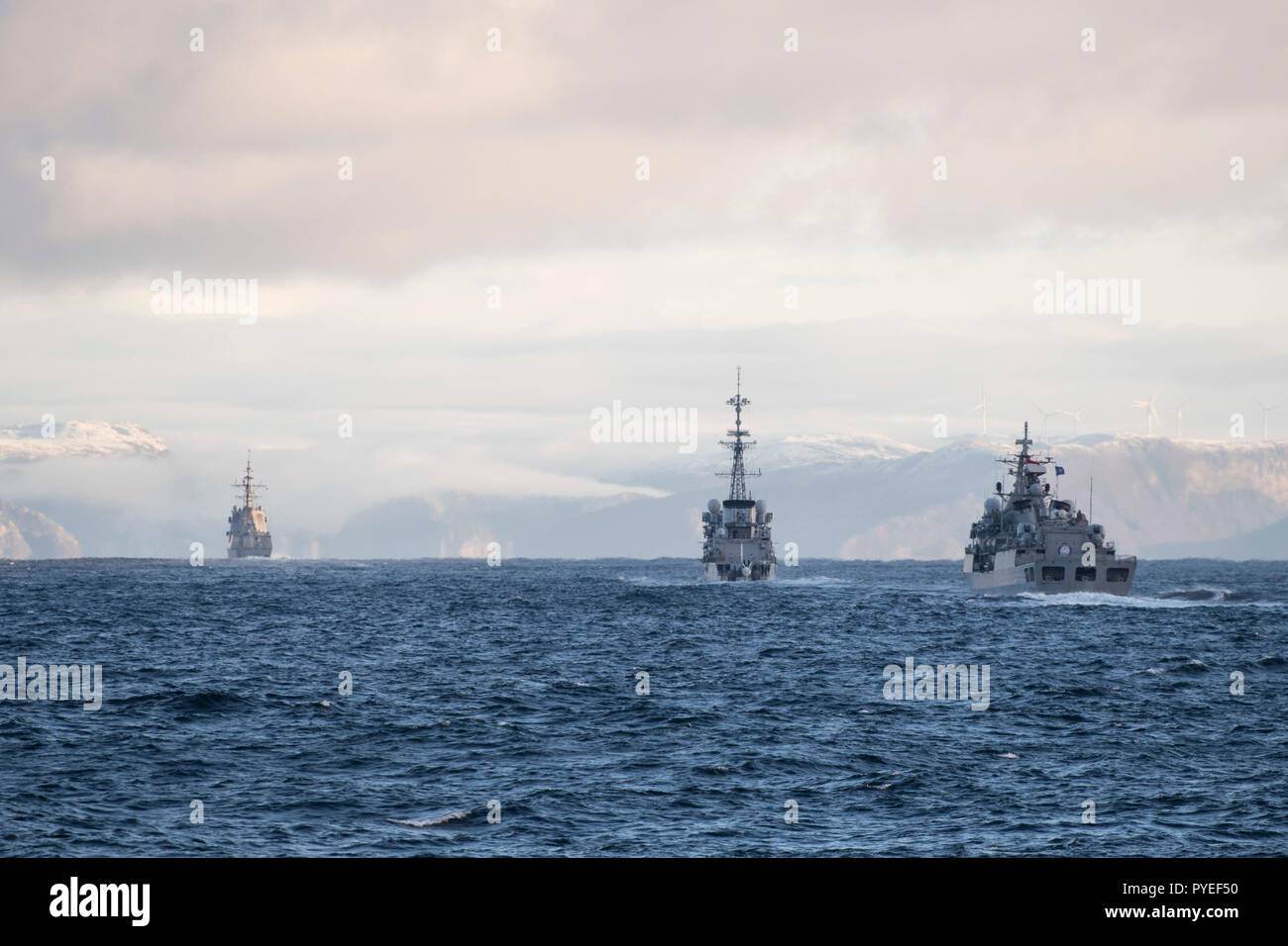 Frégate espagnol Cristobal Colon, un navire de la marine française Latouche-Tréville et navire de guerre Oruceis turc dans les voiles du Navire canadien de Sa Majesté Ville de Québec alors que près de la côte de la Norvège au cours de l'exercice Trident Stade le 26 octobre 2018. Photo : Cplc André Maillet, les services d'imagerie de la FMAR(P) Banque D'Images