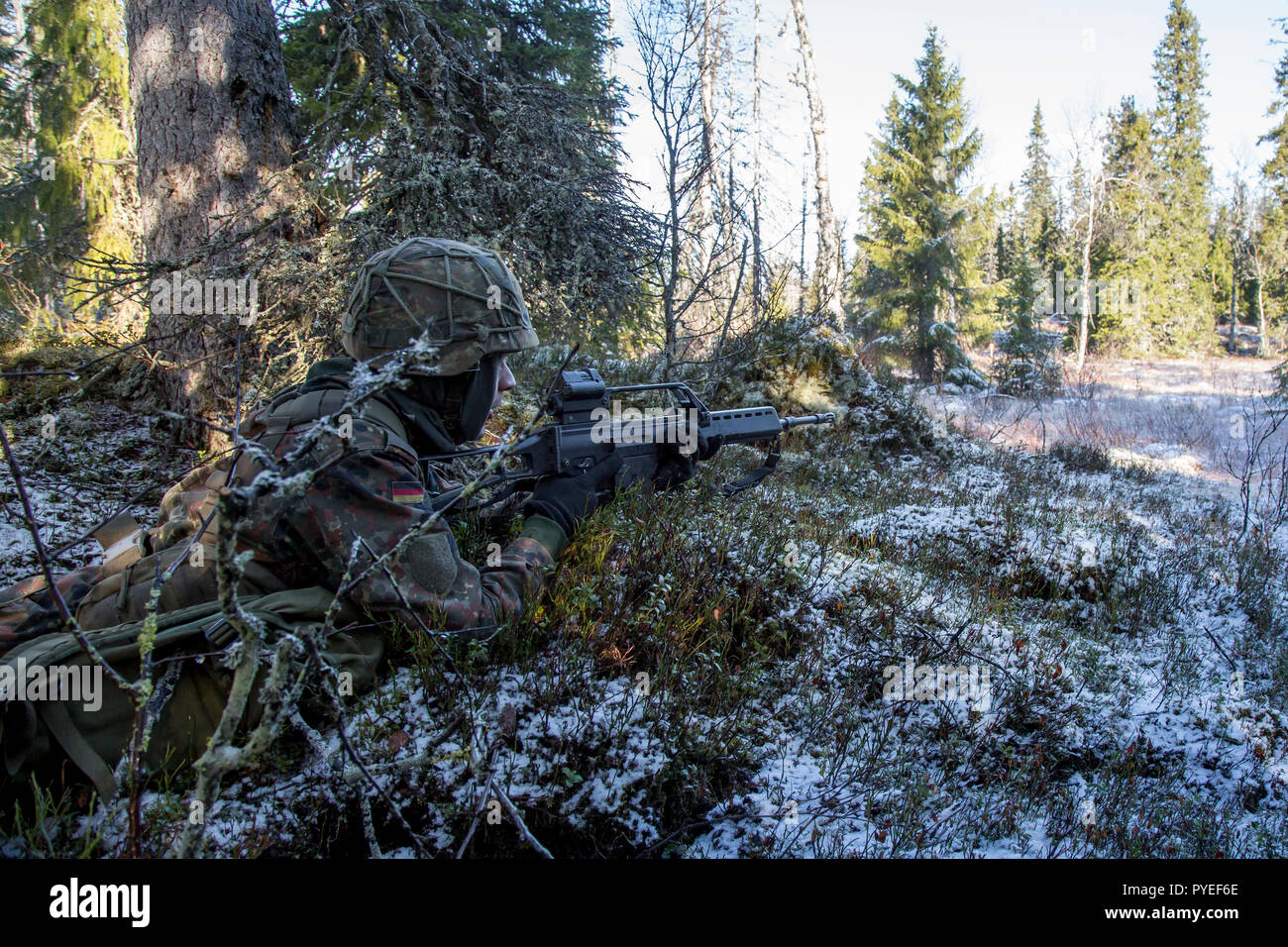 L'entraînement au tir des soldats allemands du bataillon d'infanterie mécanisée dans le cadre du très haut degré de disponibilité Joint Task Force (VJTF) au terrain d'entraînement militaire de Rena. Stade de l'exercice Trident de l'OTAN en Norvège, Rena le 23 octobre 2018. Photo par Marco Dorow Banque D'Images
