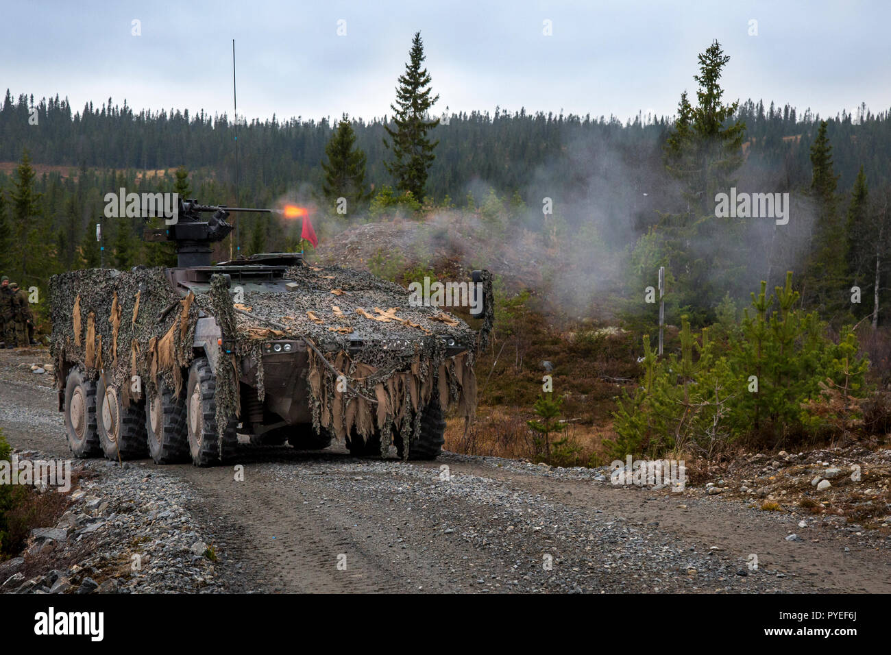 L'entraînement au tir du 91e Bataillon d'infanterie allemande (Jägerbataillon 91) dans le cadre de la très forte volonté Joint Task Force (VJTF) avec l'éclairage à distance d'arme montée sur véhicule de transport blindé Boxer au terrain d'entraînement militaire de Rena. Stade de l'exercice Trident de l'OTAN en Norvège, Rena, le 13 octobre 2018. Photo par Marco Dorow Banque D'Images