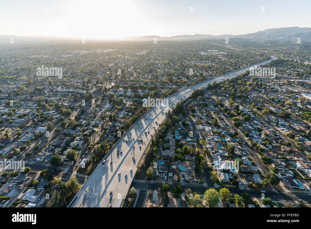 Coucher du soleil Vue aérienne de route 118 freeway traversant la vallée de San Fernando de Los Angeles, Californie. Banque D'Images