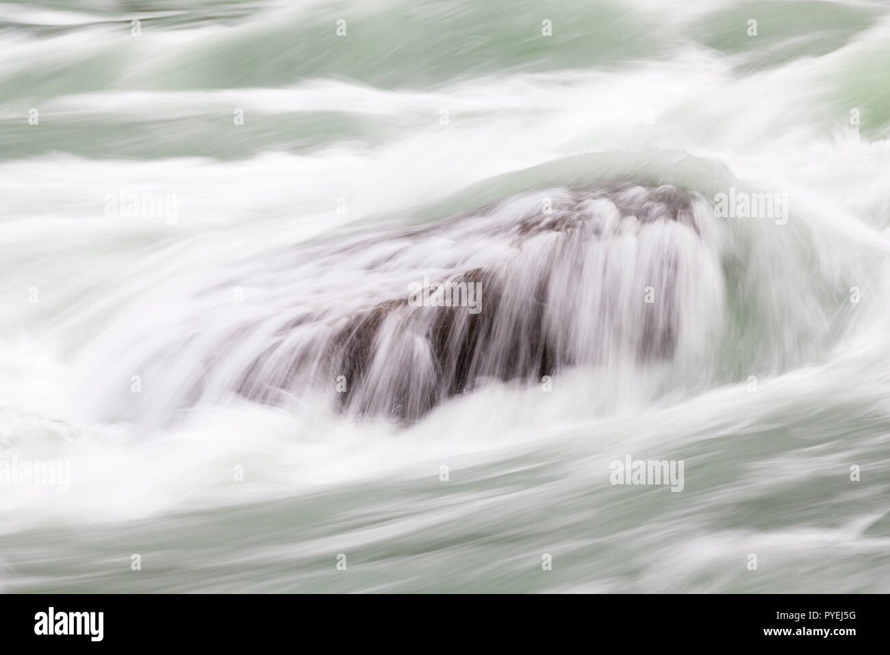 Une longue exposition close up de rapides coulant sur un rocher dans la gorge du Niagara, au Canada. Les rapides sont parmi les plus puissants au monde. Banque D'Images