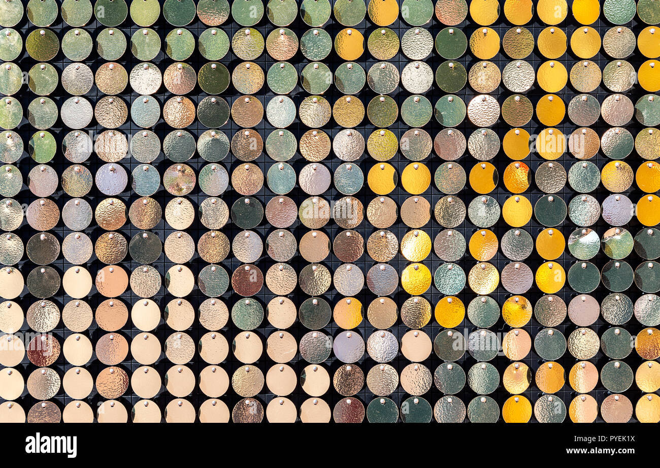 Arrière-plan de petites plaques de métal de couleur or Banque D'Images