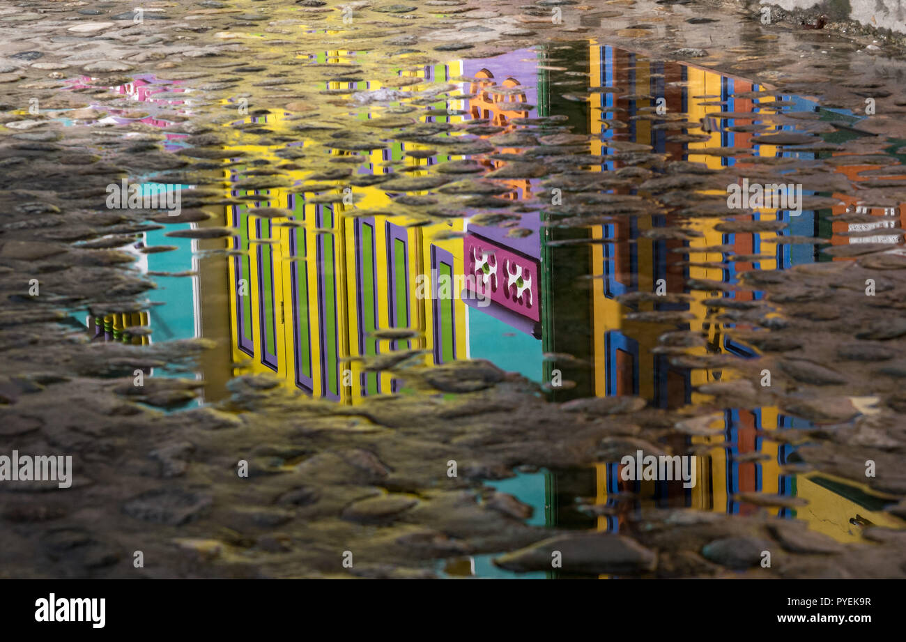 Cobblestone avec reflet de ville colorée de Guatape, Colombie Banque D'Images