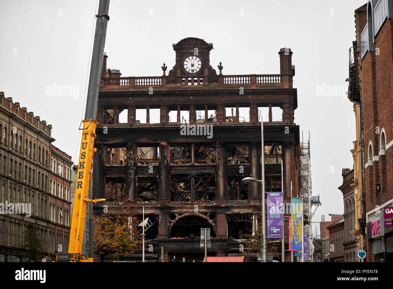 Les anciens bâtiments de la banque et du bâtiment Primark zone d'exclusion dans le centre-ville de Belfast en Irlande du Nord Banque D'Images