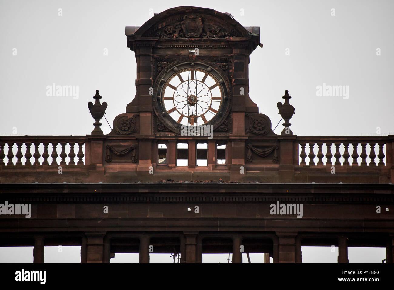 Tour de l'horloge sur les anciens bâtiments de la banque Primark bâtiment dans le centre-ville de Belfast en Irlande du Nord Banque D'Images