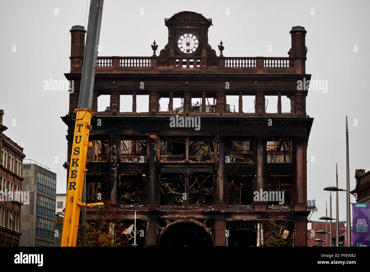 Tour de l'horloge sur les anciens bâtiments de la banque Primark bâtiment dans le centre-ville de Belfast en Irlande du Nord Banque D'Images