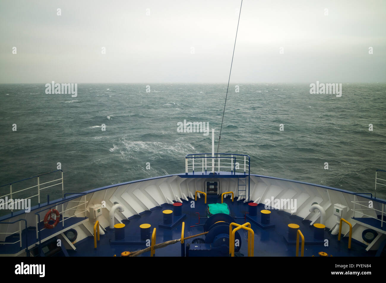 Bateau ferry traversant le milieu de la mer d'Irlande Banque D'Images