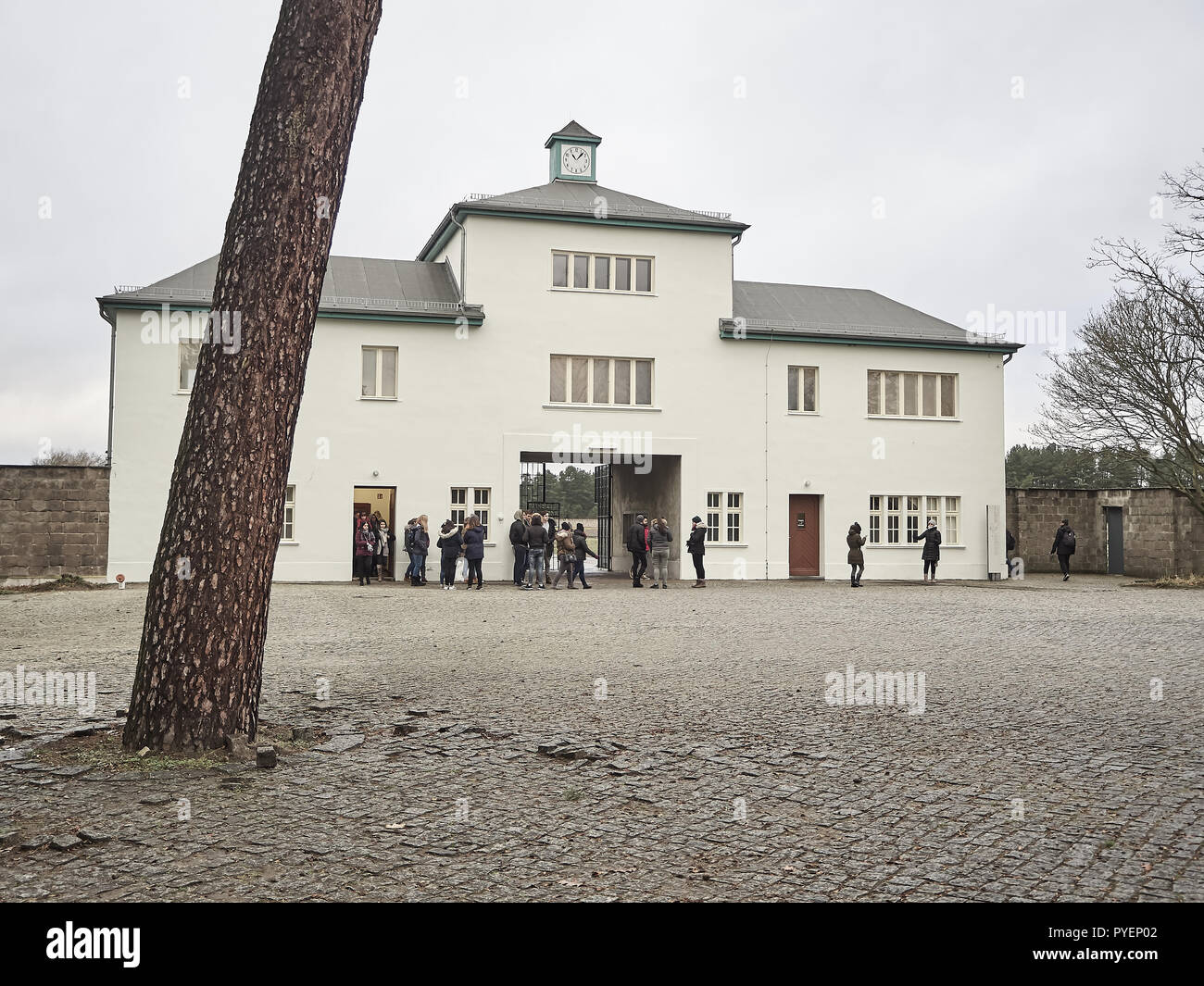 Orianenburg, Allemagne - 12 décembre 2017 : Le bâtiment qui représente l'entrée principale de la caserne domaine à l'camp de concentration de Sachsenhausen Banque D'Images