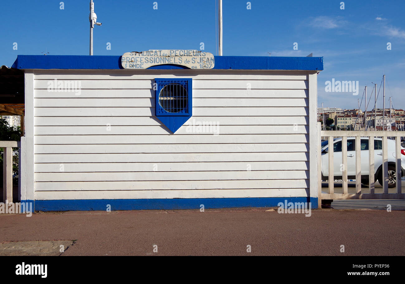 Peint en blanc simple clapboarded s'appuyant sur le quai du Grand Port de Marseille, appartenant à l'Union des pêcheurs professionnels. Banque D'Images
