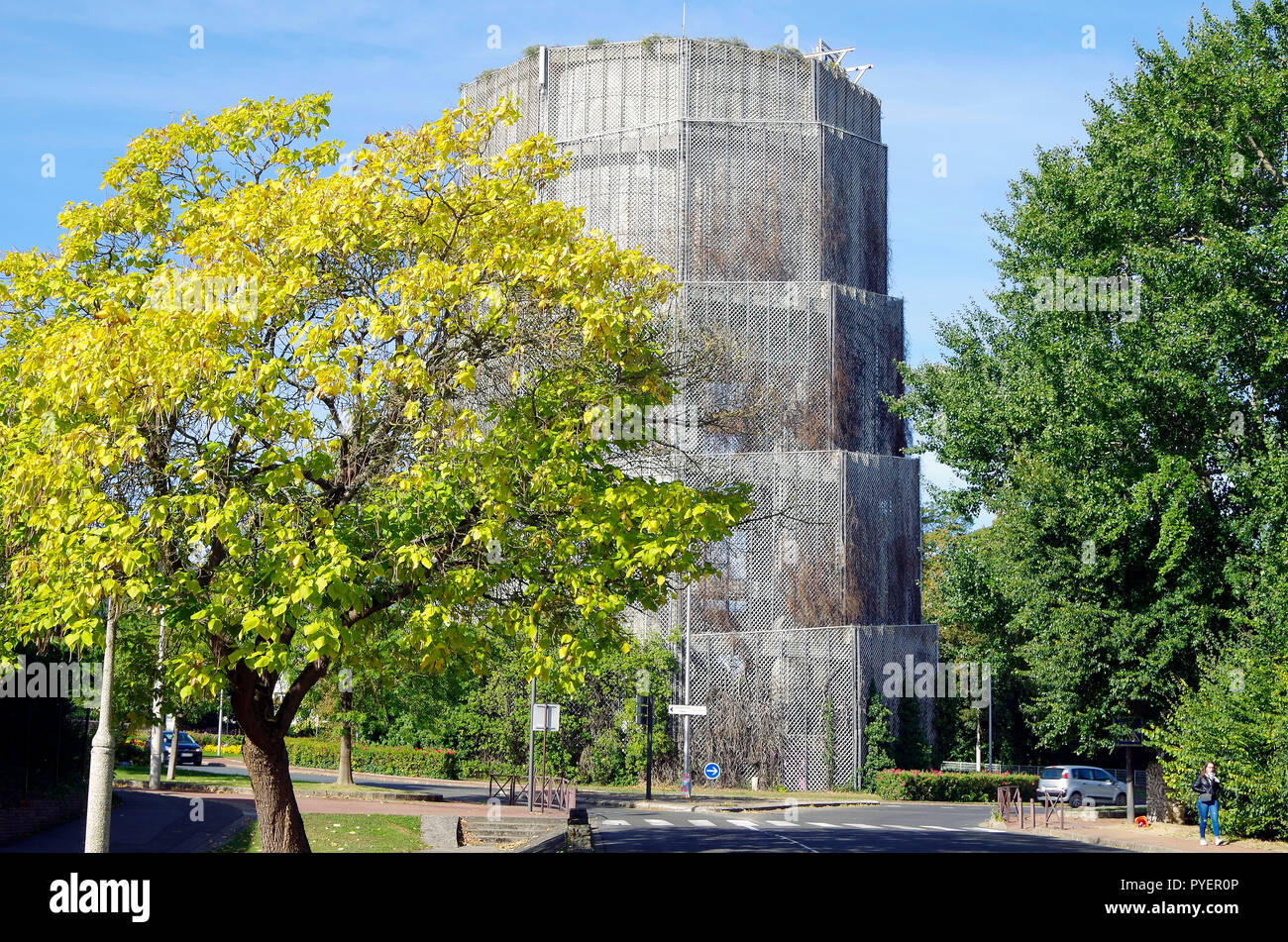 Tour de l'eau construit sur un rond-point de la circulation sous la forme d'une tour de Babel couverts en métal, voir si trelissing à Noisiel, Marne-la-Vallée, France Banque D'Images