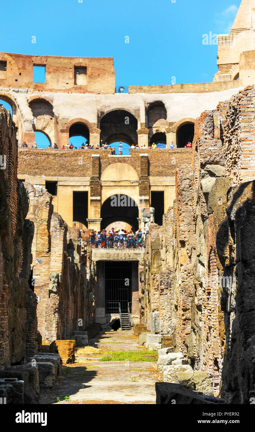 Visiter Coliseum - Flavian amphitheater. Rome, Italie Banque D'Images