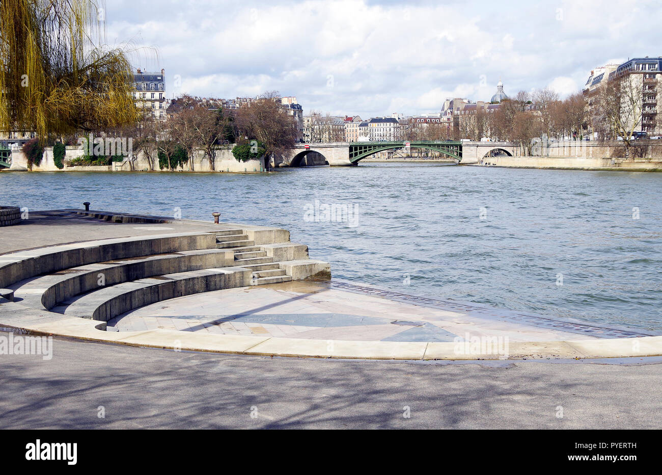 Paris, France, l'extrémité ouest de l'Ile Saint Louis et les deux parties du pont de Sully, avec un édicule dans la rivière au premier plan Banque D'Images