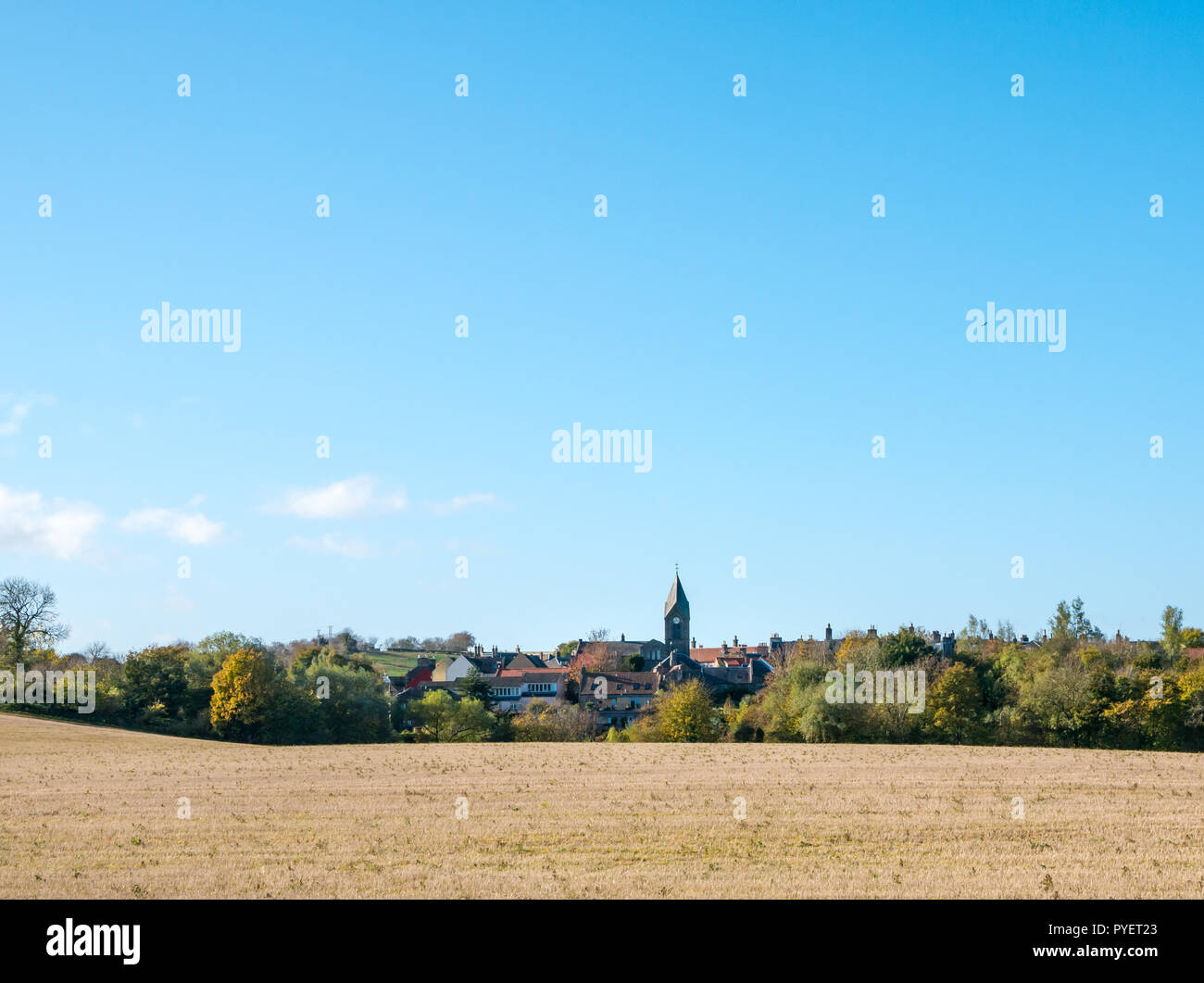 Vue sur village pittoresque de East Linton avec chiurch réveil spire, East Lothian, Scotland, UK Banque D'Images