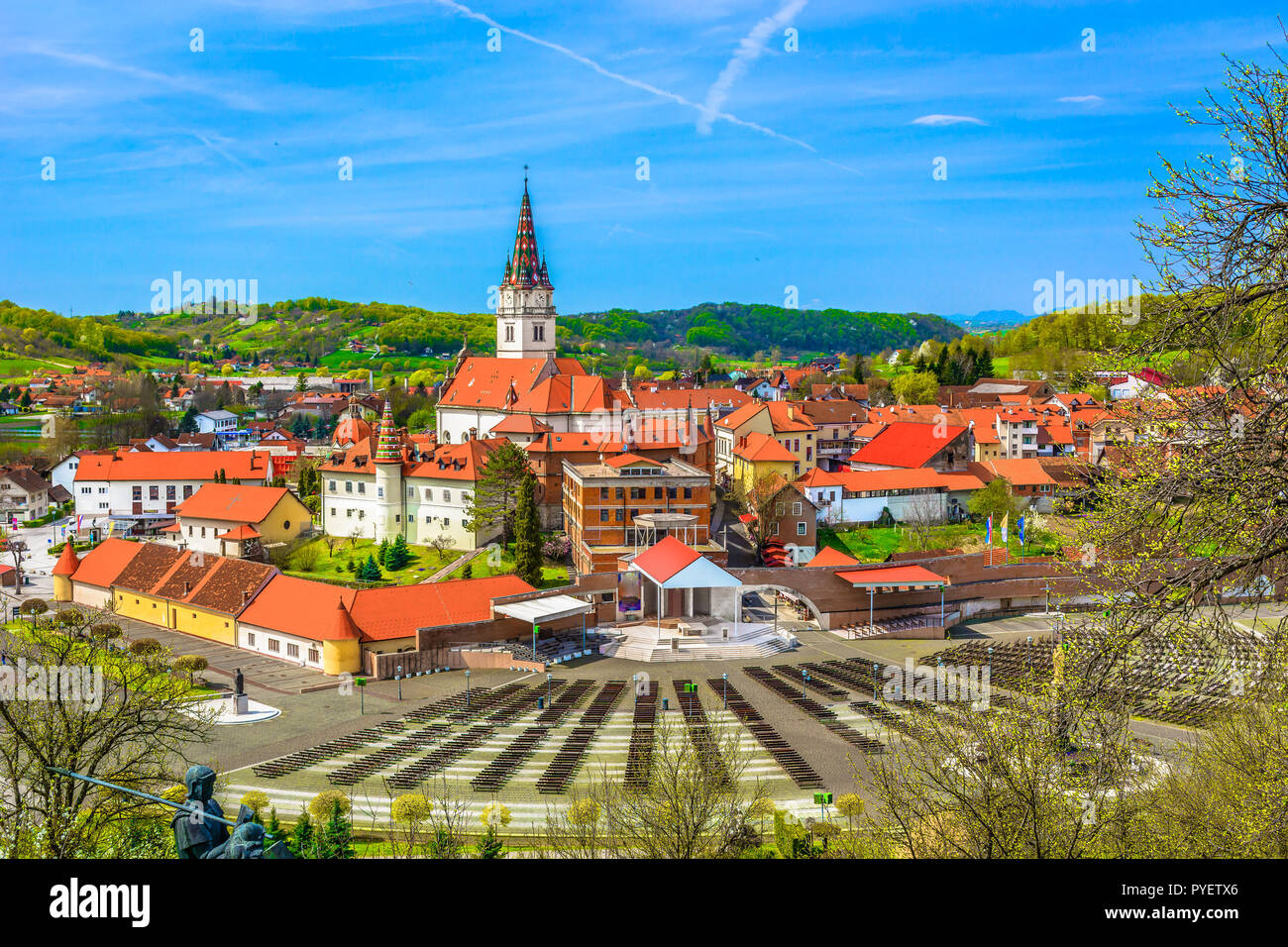 Vue aérienne à Marija Bistrica pittoresque de culte, bien connu dans le Nord de la Croatie monument religieux, Zagorje région. Banque D'Images