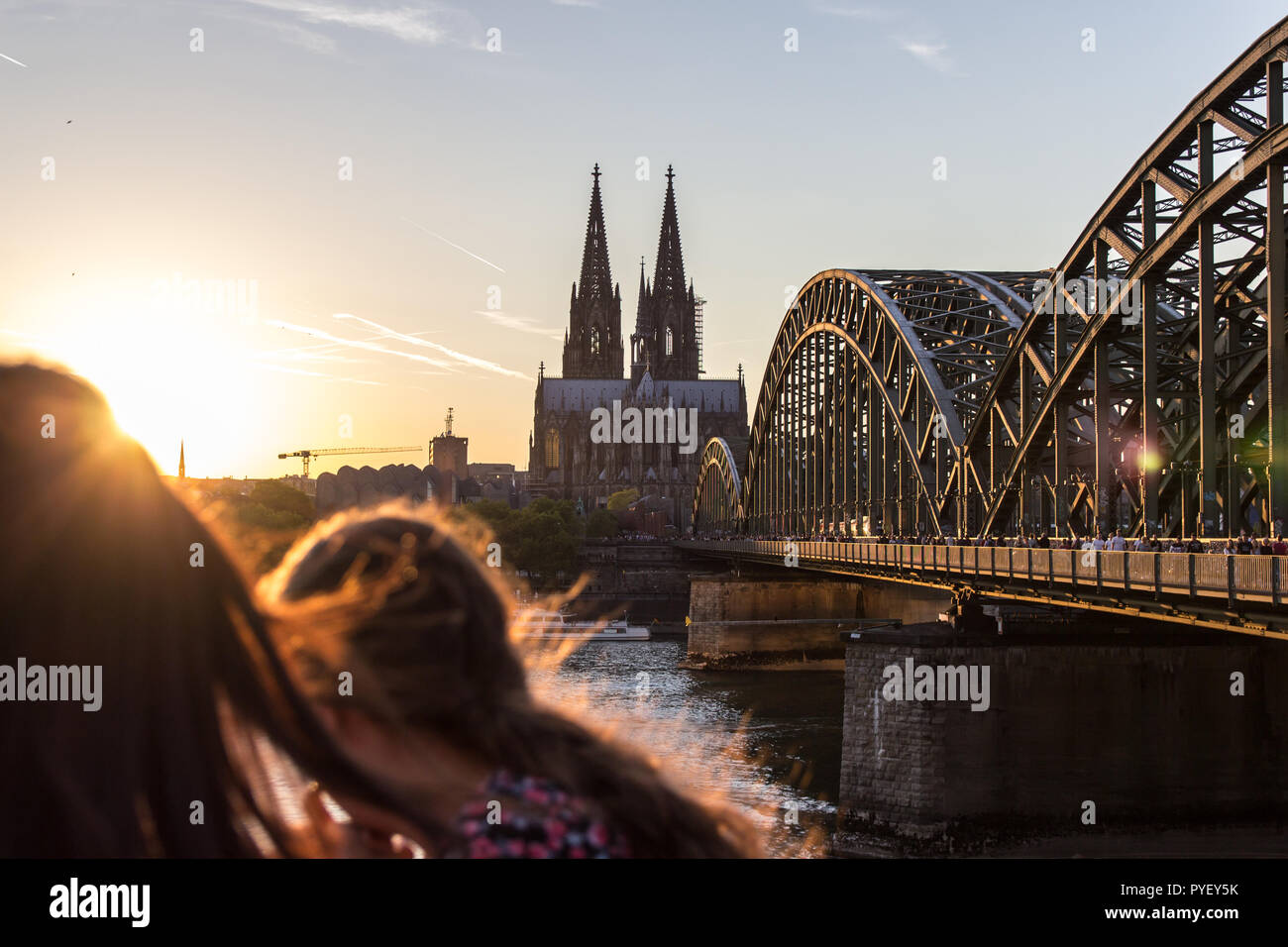La cathédrale de Cologne et de pont Hohenzollern Banque D'Images