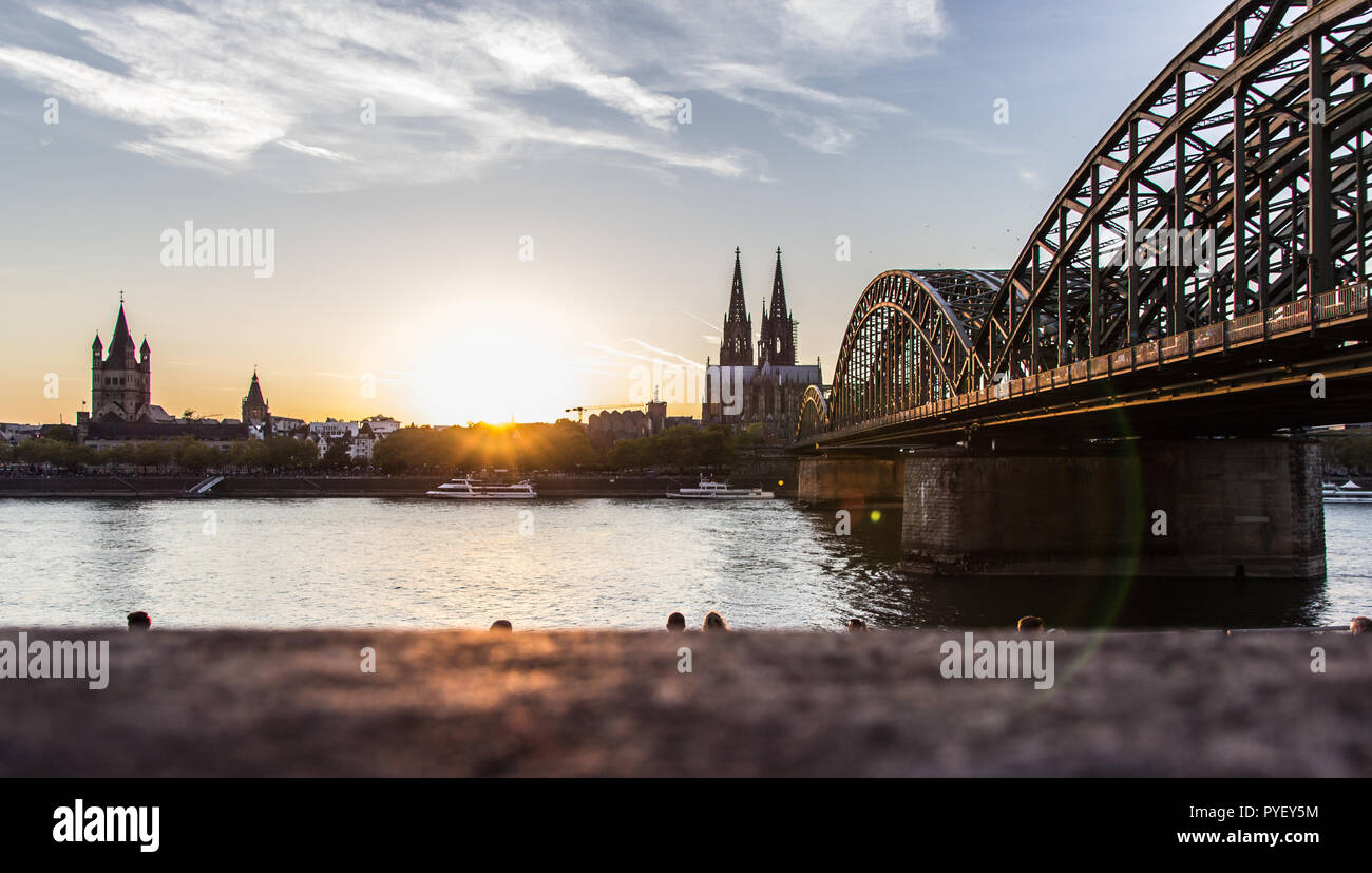 La cathédrale de Cologne et de pont Hohenzollern Banque D'Images