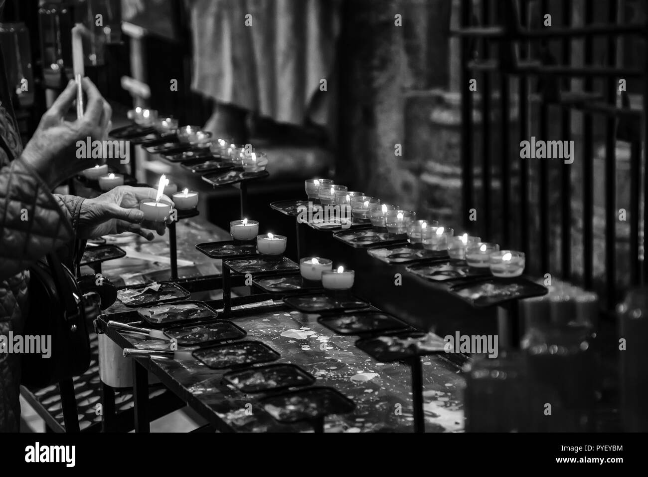 Des bougies de cire dans une église, de croyance et de foi, de religion Banque D'Images
