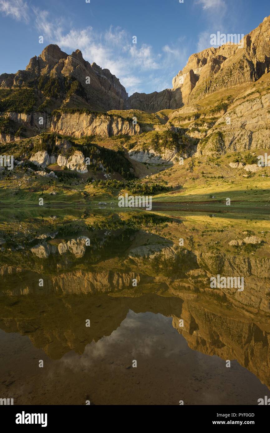 La lumière du matin et les eaux toujours à Ibon de Piedrafita Banque D'Images