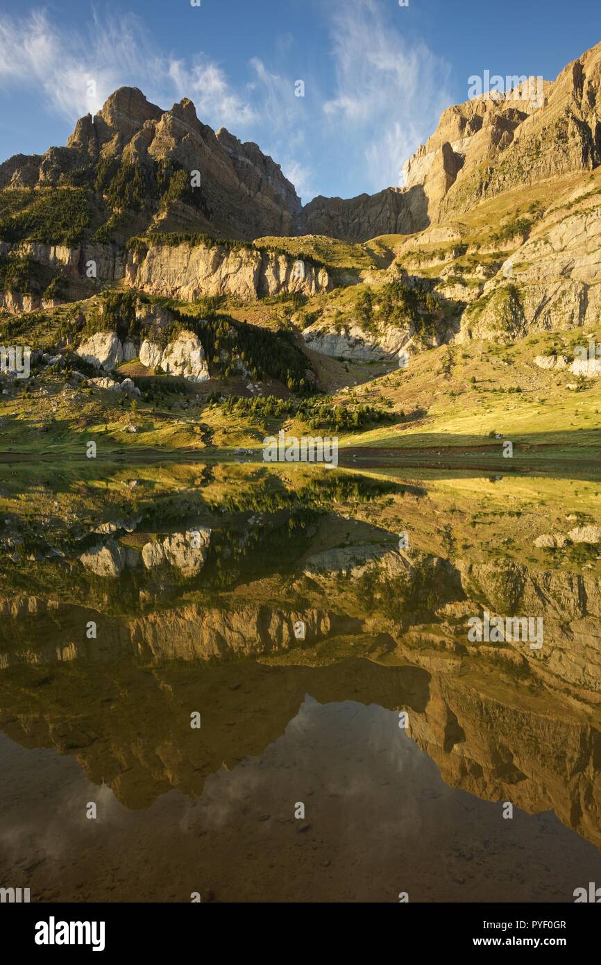 La lumière du matin et les eaux toujours à Ibon de Piedrafita Banque D'Images