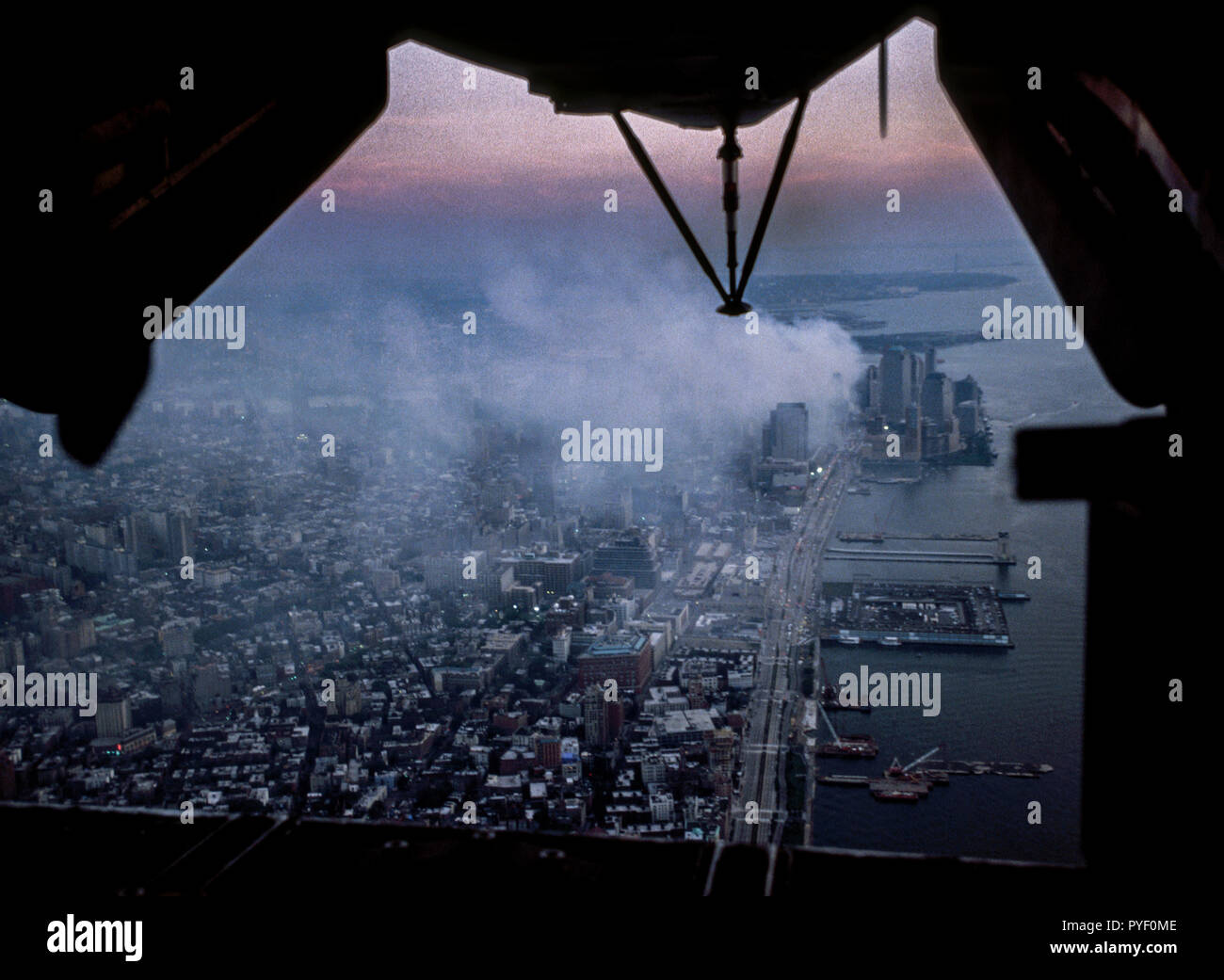 Sep 13, 2001 - les antennes de feu couvant, World Trade Center Ground Zero site après le 11 septembre, attentats terroristes de 2001. Photo par Gary Ell Banque D'Images